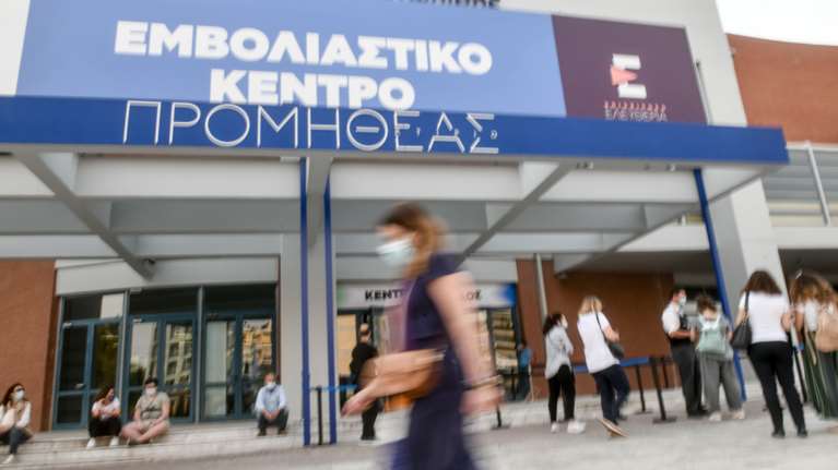 Αγώνας δρόμου κυβέρνησης και ειδικών για τη μετάλλαξη Δέλτα: Πλήρως εμβολιασμένο το 44% των ενηλίκων