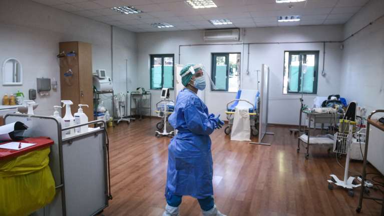 Συναγερμός για την Κρήτη: Ανεμβολίαστοι όλοι στη ΜΕΘ του ΠΑΓΝΗ - Με ήπια συμπτώματα εμβολιασμένη 101 ετών