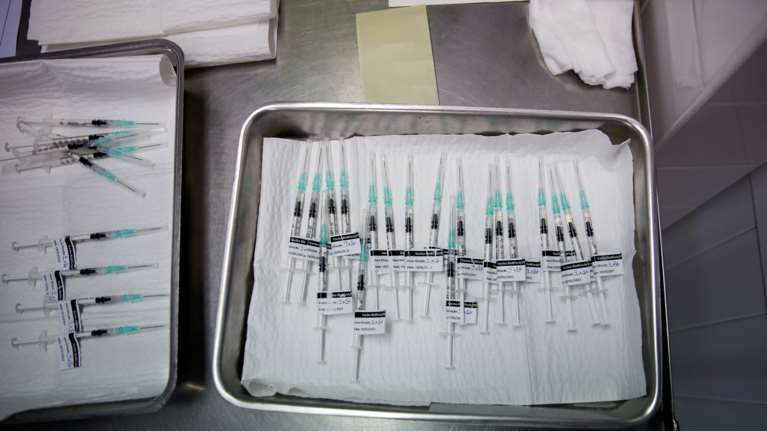 Μανωλόπουλος: Θα έπρεπε να υπήρχε η δυνατότητα αλλαγής εμβολίου στη δεύτερη δόση