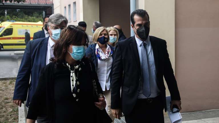 Πλεύρης: Δεν υπάρχει κουβέντα για πρόσθετα μέτρα στη Θεσσαλονίκη - Αποδοκιμασίες από υγειονομικούς