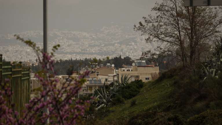 Καιρός: Υψηλές θερμοκρασίες, βροχές και σκόνη σήμερα - Η πρόγνωση για κάθε περιοχή