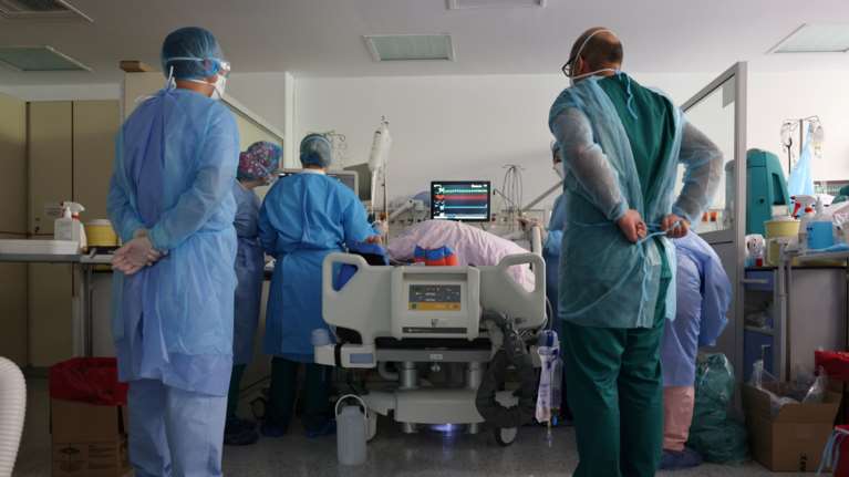 Ασφυκτιούν τα νοσοκομεία: Σκηνικό πολέμου στις εφημερίες - Κρεβάτια στους διαδρόμους