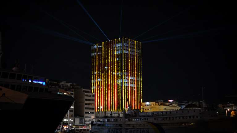 Φωταγωγήθηκε ο Πύργος του Πειραιά για τα Χριστούγεννα - Μοναδικές εικόνες