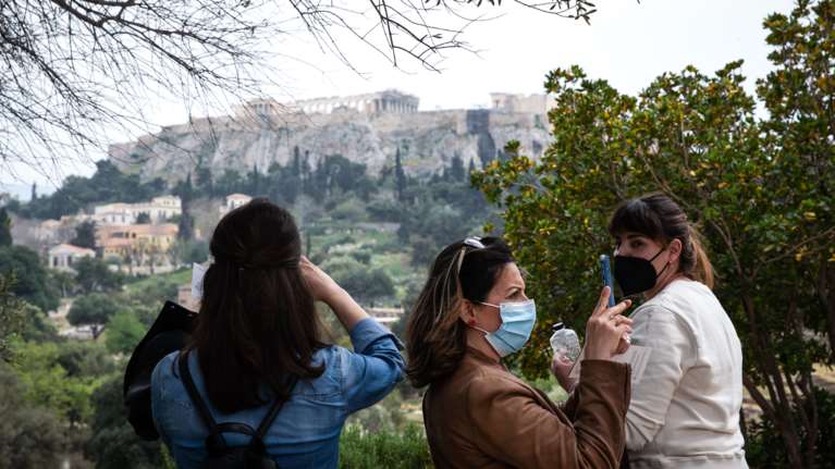 Κορονοϊός: Είναι απαραίτητες οι μάσκες στους εξωτερικούς χώρους; - Οι ειδικοί αναρωτιούνται