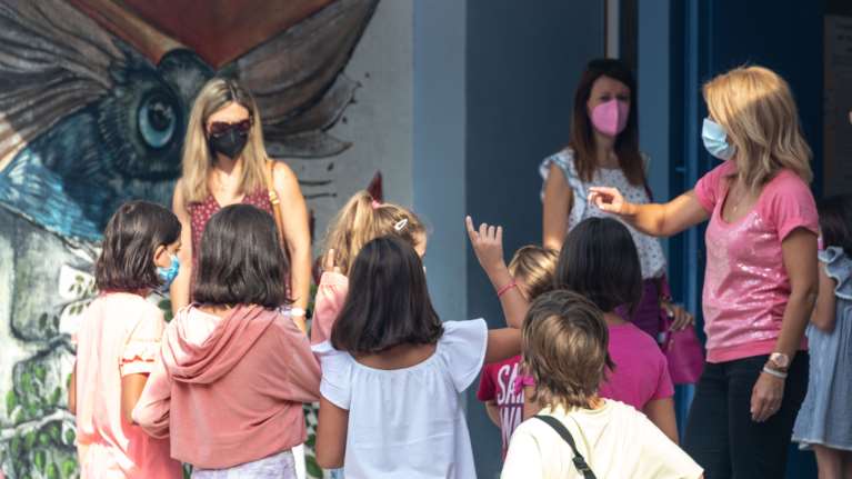 Στο &quot;κόκκινο&quot; τα κρούσματα στα παιδιά: Τελευταίο χαρτί οι παιδίατροι - Μόνο το 15% των ηλικιών 12-14 εμβολιασμένο