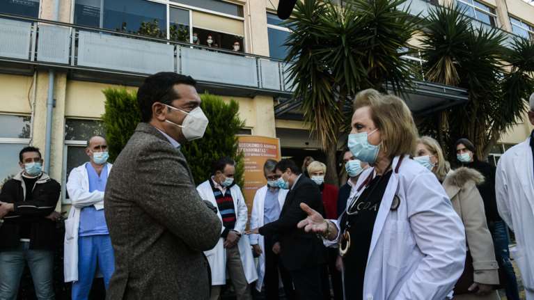 Επίσκεψη Τσίπρα στο &quot;Γεννηματάς&quot;: Η χώρα βιώνει μια τραγωδία και η κυβέρνηση δεν ενισχύει το ΕΣΥ [εικόνες]