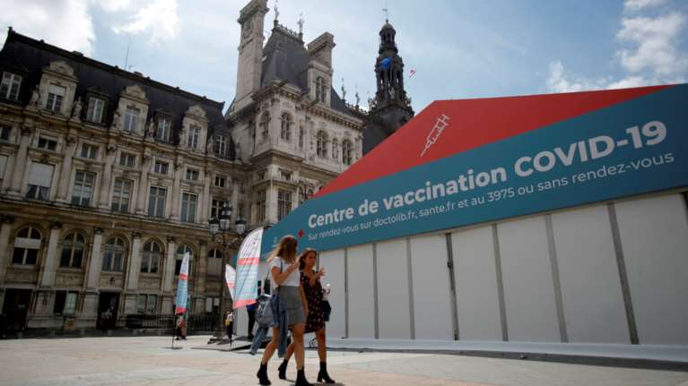 Γαλλία: Σχεδόν ένα εκατ. ραντεβού μετά το διάγγελμα Μακρόν για περιορισμούς και υποχρεωτικό εμβολιασμό