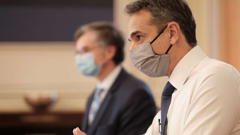 Κορονοϊός: Εκτακτη σύσκεψη στο Μαξίμου με Μητσοτάκη, Χαρδαλιά, Κικίλια και Τσιόδρα - &quot;Κλειδώνουν&quot; οι αποφάσεις