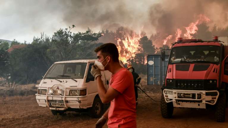 Φωτιά στα Βίλια: Μάχη με τις φλόγες κοντά στους οικισμούς Οινόη και Πανόραμα - Εκτός ελέγχου για τέταρτη ημέρα