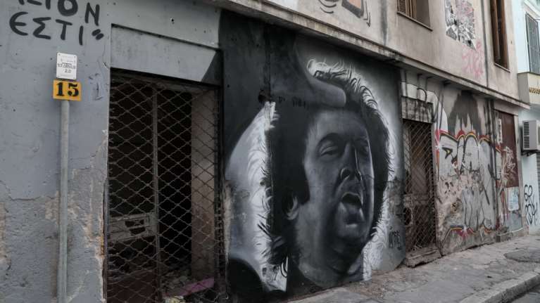 Μίκης Θεοδωράκης: Ενα γκράφιτι προς τιμήν του στο κέντρο της Αθήνας [εικόνες]