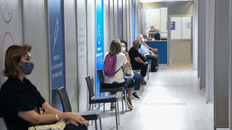 Καμπανάκι για τις ηλικίες άνω των 50: Οσοι δεν εμβολιαστούν, θα νοσήσουν - Μεγάλη επιχείρηση για να πειστούν