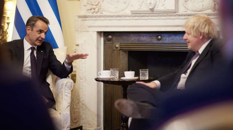 Δημόσια προτροπή Μητσοτάκη σε Τζόνσον: Η γενιά μας να επανενώσει τα Γλυπτά του Παρθενώνα
