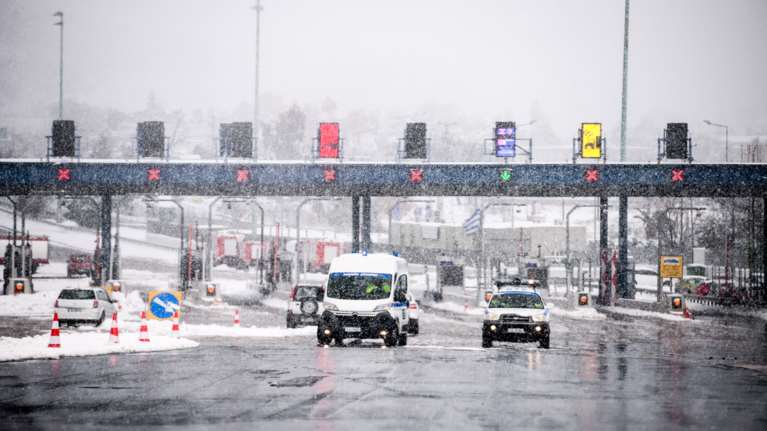 Κλειστή η Εθνική Αθηνών-Λαμίας - Μόνο με αλυσίδες στην Αθηνών - Κορίνθου - Ποιοι δρόμοι της Αττικής είναι κλειστοί