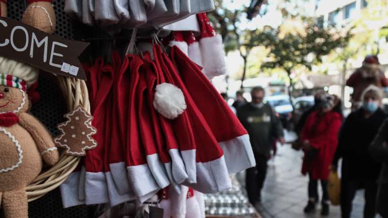 Πρεμιέρα με ουρές για τα εποχικά καταστήματα με τα στολίδια: Επιτέλους χριστουγεννιάτικη ατμόσφαιρα [εικόνες]