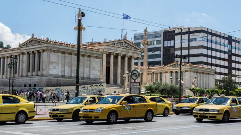 Κορονοϊός: Πόσα άτομα επιτρέπονται από τη Δευτέρα σε ΙΧ και ταξί - Τι ισχύει για τα Μέσα Μεταφοράς