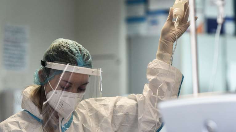 &quot;Μακάρι ο Θεός να μη με πάρει μαζί του&quot;: Συγκλονίζει η ανάρτηση ανεμβολίαστου 41χρονου πατέρα λίγο πριν πεθάνει από κορονοϊό