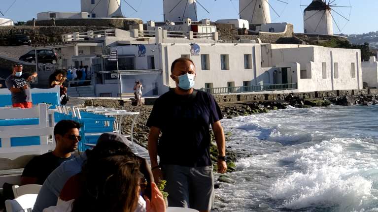 Εκρηξη κρουσμάτων σε Κρήτη, Μύκονο, Πάρο, Σαντορίνη, Ιο - Αυστηρούς ελέγχους ζητούν οι λοιμωξιολόγοι