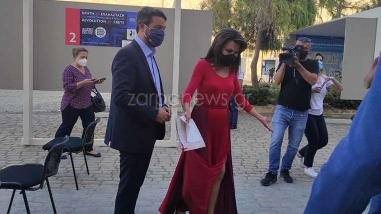 Η &quot;κόκκινη&quot; Γιάννα Αγγελοπούλου έβαλε &quot;φωτιά&quot; στο παλιό λιμάνι των Χανίων [εικόνες]