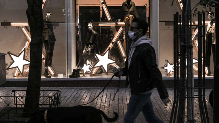 Χριστούγεννα όπως... Πάσχα: Τι θα γίνει με λιανεμπόριο, εστίαση, σχολεία και μετακινήσεις σε άλλες περιοχές