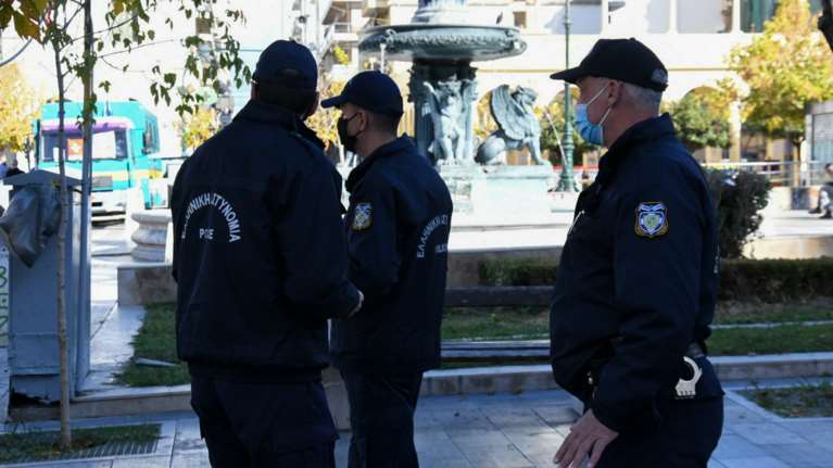 Πώς έκαναν &quot;φτερά&quot; 15.000 ευρώ από αστυνομικό τμήμα - Η καταγγελία που ερευνούν οι Αρχές