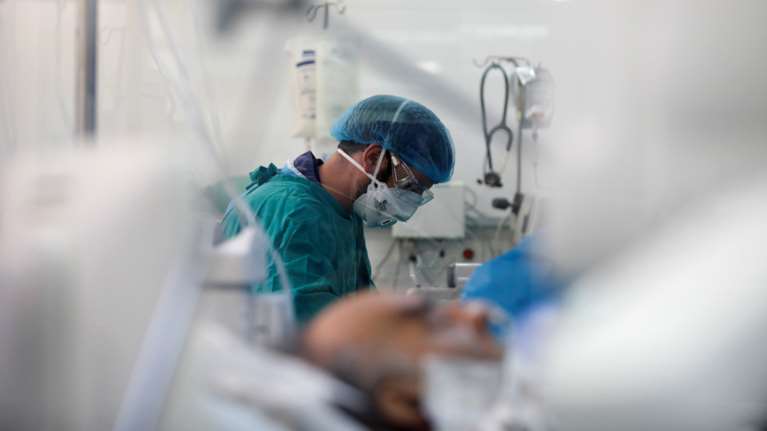 Πανδημία: Το 2020 το προσδόκιμο ζωής μειώθηκε περισσότερο από κάθε άλλη χρονιά μετά τον Β&#39; Παγκόσμιο Πόλεμο