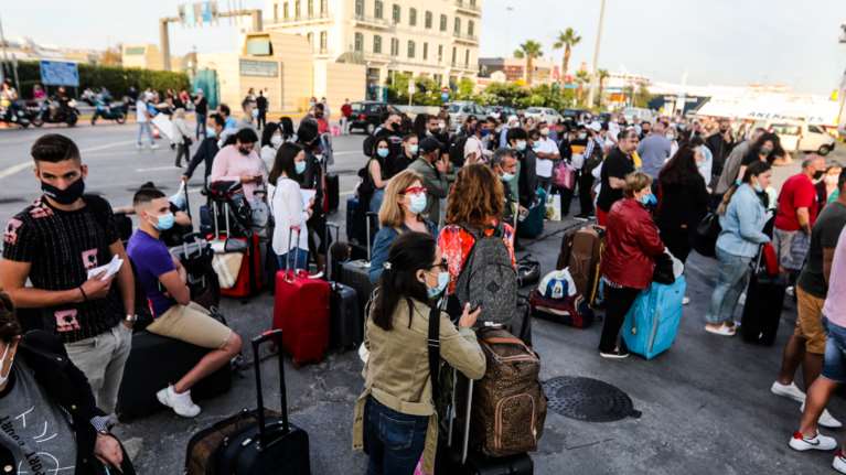 Μεγάλες ουρές και ένταση στο λιμάνι του Πειραιά: Σταμάτησε την παράνομη απεργία η ΠΕΝΕΝ, αναχωρούν τα πλοία