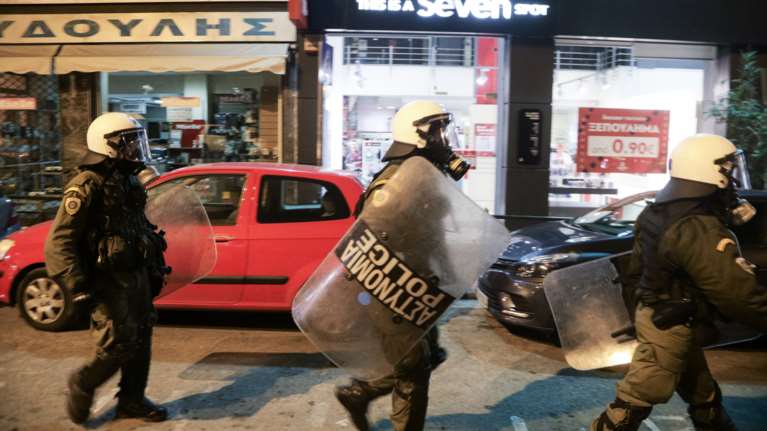 Επεισόδια έξω από τη ΓΑΔΑ σε φοιτητική πορεία: Χημικά και προσαγωγές