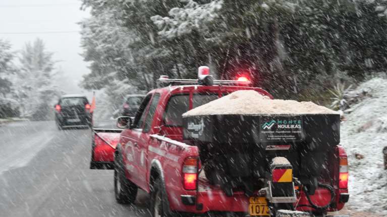 Ποιοι δρόμοι είναι κλειστοί - Πού είναι απαραίτητες οι αλυσίδες - Ανοιξε η κάθοδος της Εθνικής από Βαρυπόμπη