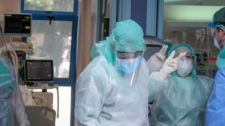 Ο χάρτης των ΜΕΘ-COVID σε όλη τη χώρα: Πόσες είναι ελεύθερες σε Αττική και Θεσσαλονίκη - 16 νεκροί μέσα σε λίγες ώρες