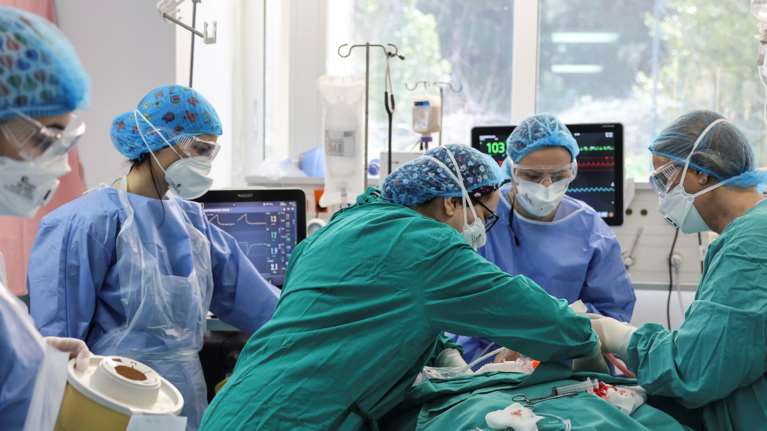 Επέστρεψαν τα μαύρα νούμερα της πανδημίας: Εκτόξευση εισαγωγών - Ανησυχία για τον δείκτη θετικότητας 8,4%