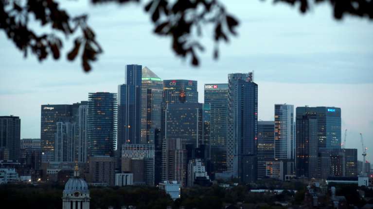 Κορονοϊός: Το φάντασμα του lockdown πάνω από τη Βρετανία