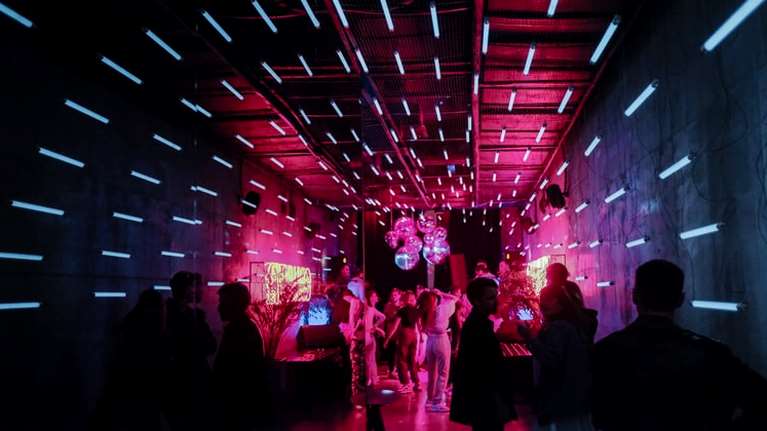 Συναγερμός για τα κορονο-πάρτι σε σπίτια στην Αττική - Οι προσκλήσεις στέλνονται μέσω viber [Βίντεο]