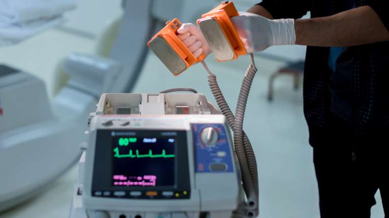 Πάτρα: Καθηγητής καρδιολογίας εξηγεί πώς λειτουργεί ο απινιδωτής - &quot;Μηδαμινές οι πιθανότητες να μην δούλεψε&quot;