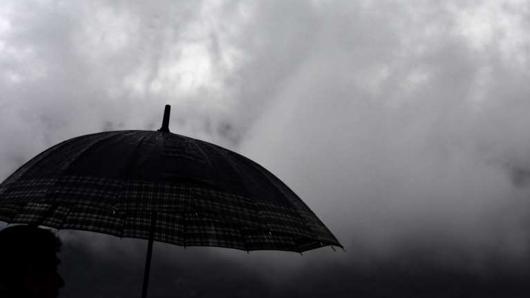 Συνεχίζεται το χειμωνιάτικο σκηνικό με βροχές και καταιγίδες - Πού θα χιονίσει