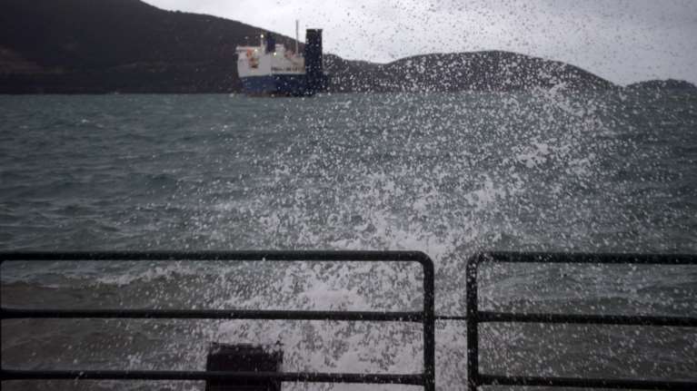 Μήλος: Πλοίο με 160 επιβάτες δεν μπορεί να δέσει στο λιμάνι λόγω ανέμων