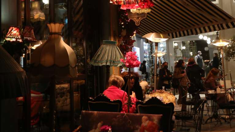 Ατσαλάκης: Να περιοριστούν οι επαφές σε κλειστούς χώρους- Ερχεται επιθετικά η μετάλλαξη Ομικρον