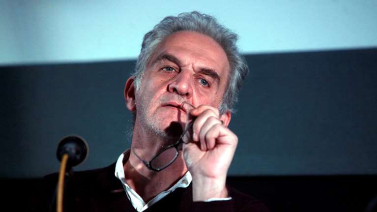 Ο Δημήτρης Καταλειφός διαβάζει ερωτικά ποιήματα του Καβάφη για την ημέρα του Πάσχα