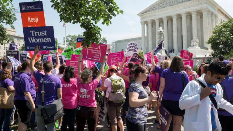 Σάλος στις ΗΠΑ: Προς ανατροπή της ιστορικής απόφασης για το δικαίωμα στην άμβλωση - Οι αντιδράσεις