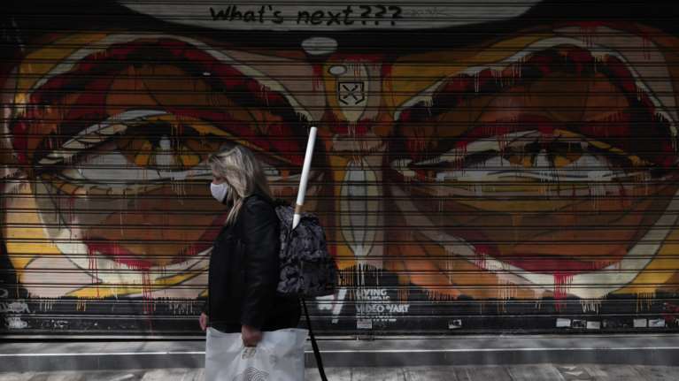 &quot;Καλπάζει&quot; ο κορονοϊός σε Αττική και Θεσσαλονίκη - Ανησυχητική αύξηση κρουσμάτων στη Λάρισα