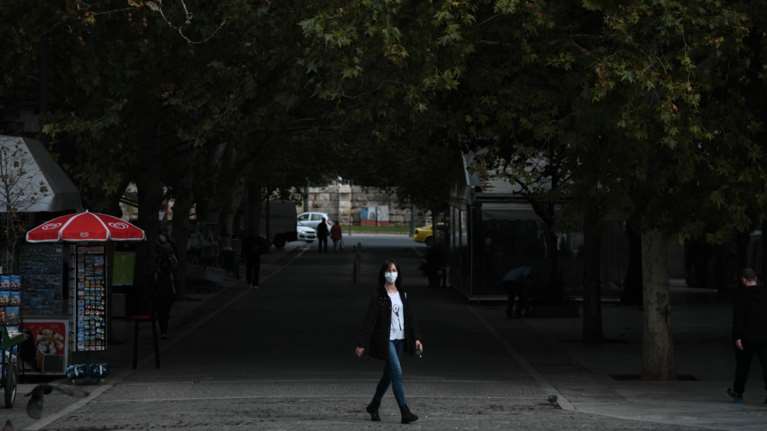 Κορονοϊός: Στο &quot;κόκκινο&quot; η μισή χώρα - 82 νεκροί και πάνω από 3.500 κρούσματα σε δύο ημέρες