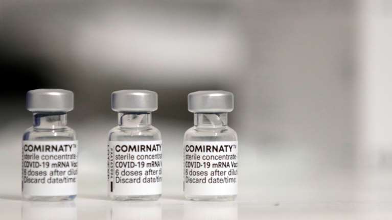 Κορονοϊός: Καλύτερη οχύρωση για τους ηλικιωμένους με το εμβόλιο της Pfizer από αυτό της AstaraZeneca