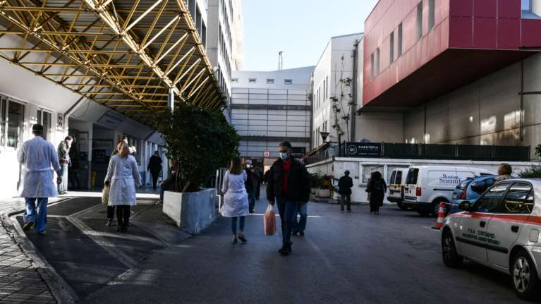 Η μετάλλαξη Όμικρον "παραλύει" νοσοκομεία και δημόσιο: Επιστρατεύονται γιατροί - Ετοιμάζονται μετακινήσεις υπαλλήλων