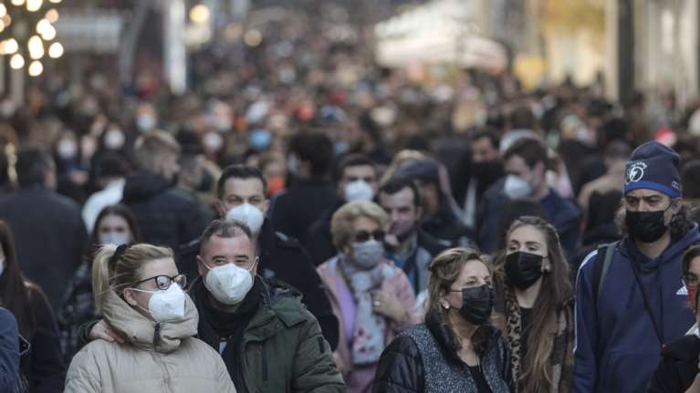 Παραμονή Χριστουγέννων: Κοσμοσυρροή σε Αθήνα και Θεσσαλονίκη - Μποτιλιάρισμα στους δρόμους - Τι ώρα κλείνουν τα καταστήματα