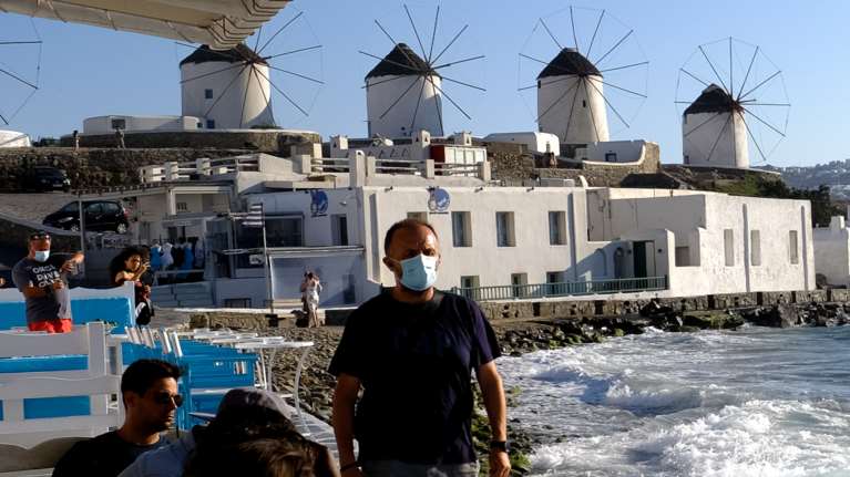 Μύκονος: Θύμα άγριας ληστείας γνωστός επιχειρηματίας - Τον χτύπησαν &amp; του άρπαξαν ρολόι αξίας 103.000 ευρώ