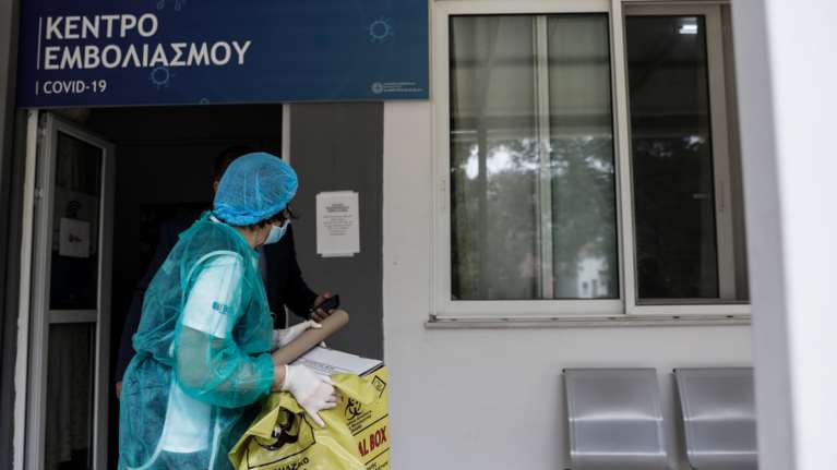 RAI: Η Ελλάδα θέλει να ξαναρχίσει να τρέχει - Στα εμβολιαστικά κέντρα δεν χάνουν λεπτό