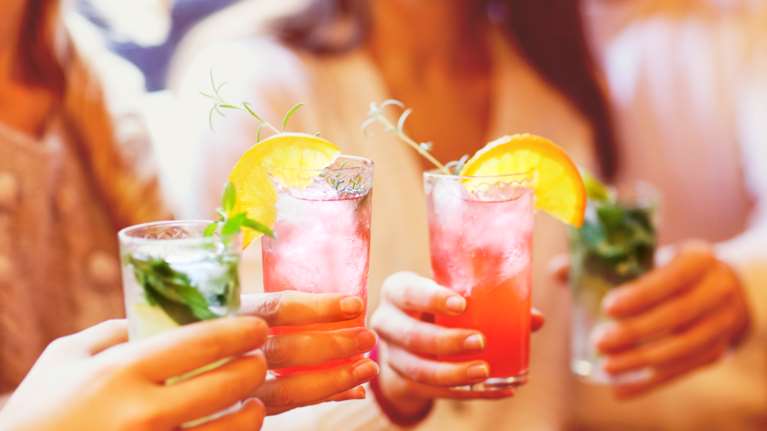 Πετρετζίκης: 4+1 δροσερά, πανεύκολα κοκτέιλς για τα καλοκαιρινά βράδια στο μπαλκόνι μας