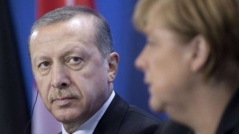 Ο Ερντογάν ζητά αναθεώρηση της συμφωνίας με την ΕΕ για το μεταναστευτικό