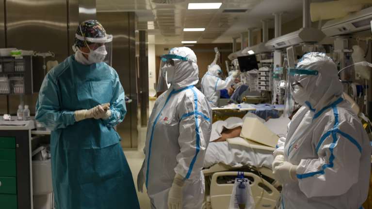 Κορονοϊός: &quot;Μαύρος&quot; Νοέμβριος με 1.004 νεκρούς - Τι δείχνει η καμπύλη των θανάτων στην Ελλάδα