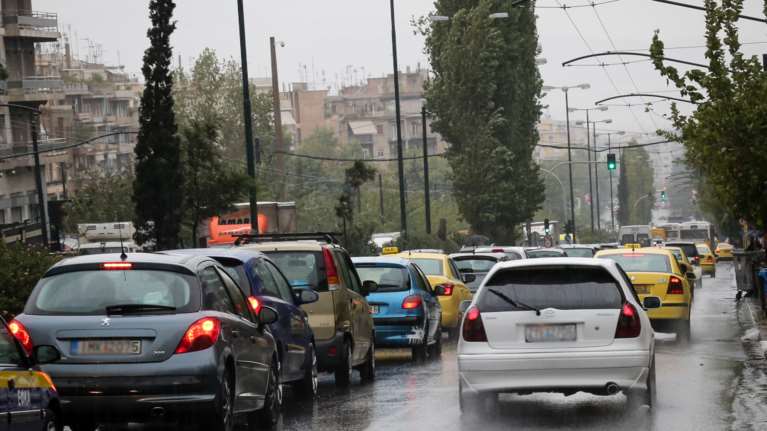 Κακοκαιρία: Άνοιξαν οι ουρανοί στην Αθήνα - Χαλάζι και έντονη βροχόπτωση - Προβλήματα στους δρόμους