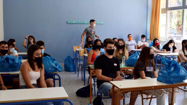 Επιχείρηση &quot;ανοιχτά σχολεία&quot;: Αγωνία για την έξαρση κρουσμάτων στους νέους – Μόλις 1 στους 4 μαθητές Λυκείου έχει εμβολιαστεί